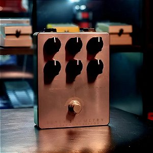 Pedal Para Baixo Darkglass Super Symmetry 115 Gev Compressor