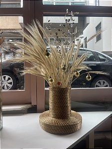Vaso de capim dourado com bolinhas douradas