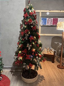 Árvore verde com laços listrados verdes e borboletas