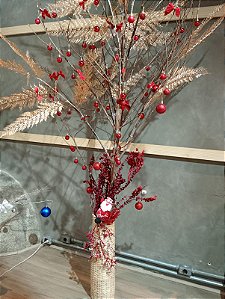 Cesto bojudo com bolinhas vermelhas e folhagem bronze