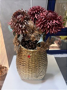 Cesto com folhagem vermelha e pinhas