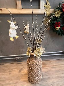 Cesto rústico com papais Noéis brancos e dourados