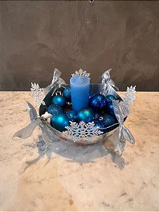 Cesto prateado com bolas e laços prateados