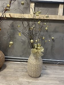 Vaso com galhos, sinos e bolas douradas