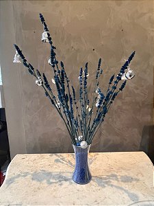 Vaso de vidro com folhas secas azuis