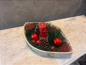 Cesto em formato de canoa com vela vermelha