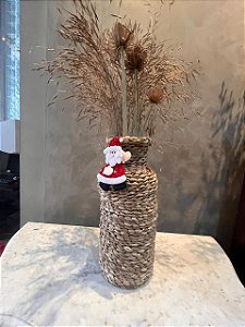 Cesto com papai noel e folhagem dourada