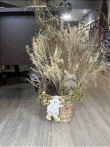 Cesto com folhagem seca e dourada