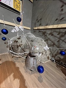 Cesto prateado com bolinhas azuis