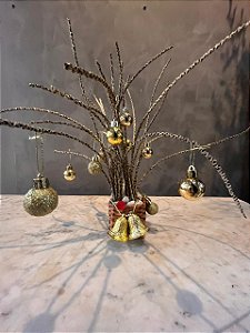 Cesto pequeno com galhos secos e sinos