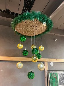 Cesta com bolinhas verdes e douradas para pendurar