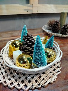 Cesto redondo com pinho e bolas douradas