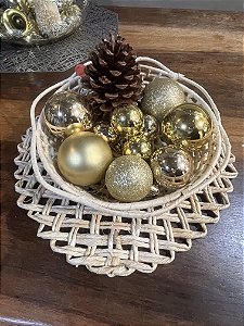 Cesto Decorativo com Apoio e Bolas Douradas