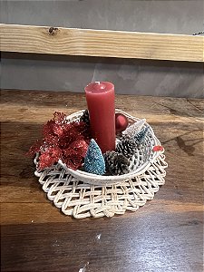 Cesto com apoio (vela vermelha e pinhos)