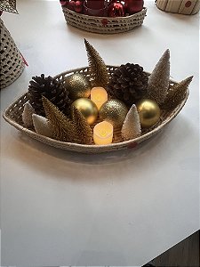 Cesto em formato de barco com pinhos e bolas douradas