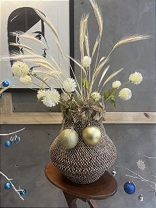 Vaso de fiozaca com bolas douradas