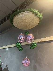 Cesto com bolas verdes e rosas para pendurar