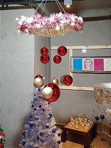 Cesto com bolas vermelhas e rosé para pendurar