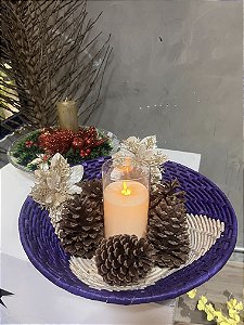 Cesto roxo com pinhas