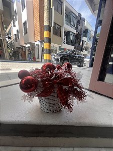 Cesto branco com bolas vermelhas