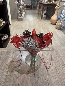 Vaso de vidro com folhagem vermelha