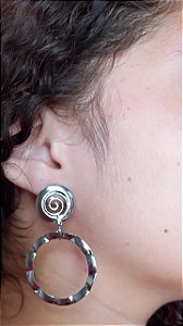Brinco Espiral com Argola Texturizada em Aço Inox
