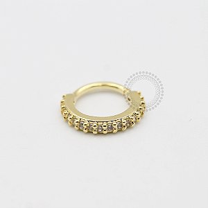 AR04 Argola Cravejada CZ Lateral Lisa de Torção Banho Ouro