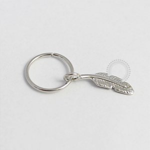 ARA32  Argola Pingente Pena Banho Ródio