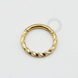 PVD21 Segmento Torcido Aço PVD Gold