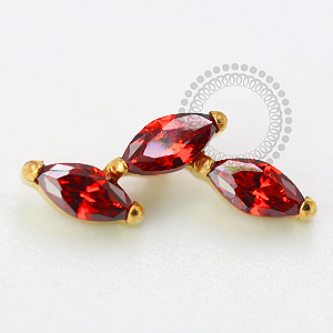 TN1609 Topo Cluster 3 Navetes Garnet Titânio PVD Gold