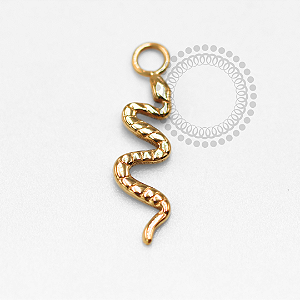 TN1611 Pingente Cobra Titânio PVD Gold