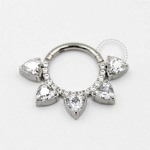 TN132 Segmento Frontal 5 Corações CZ Titanio ASTM F136