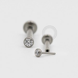 TN135 Labret Zirconia Flat Push Pin Titânio ASTM F136