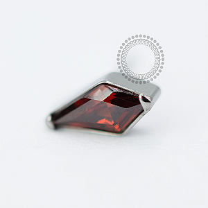 TN1707 Topo Mini Losango CZ Garnet Push Pin Titânio ASTM F136