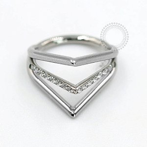 TN721 Segmento Triplo V Linha Cravejada Titânio ASTM F136