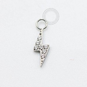 TN879 Pingente Raio Cravejado Titânio ASTM F136