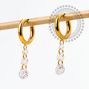 TN2439 Brinco Argola Pingente 3 CZ Titânio PVD Gold