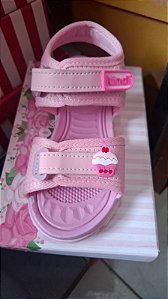 Sandália infantil rosa com velcro