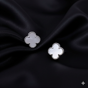 Brinco Trevo Madre Pérola Branco