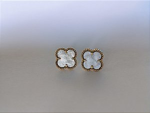 Brinco Trevo Branco Delicado