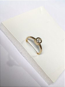Anel Liso com Ponto de Luz Redondo Dourado