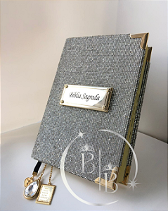 BÍBLIA SAGRADA VERSÃO NVI - CAPA PERSONALIZADA MANTA EM PEDRARIAS