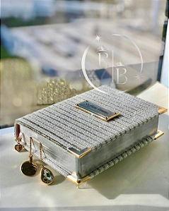 BÍBLIA SAGRADA PERSONALIZADA ESTUDO DA MULHER SÁBIA COM HARPA COURINHOS - CAPA MANTA EM PEDRARIAS