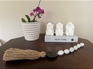 Enfeite de mesa - Cerâmica branca com Jade marrom e tassel rústico cru