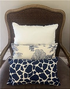 Almofada 50 x 50 - Branca com vivo girafa azul
