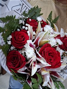 buquê de rosas com lírios