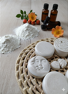 DOLOMITA, ARGILA BRANCA E ÓLEO DE ROSA MOSQUETA - SABONETE CLAREADOR FACIAL
