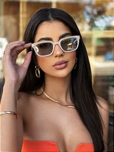 Óculos de Sol Feminino DNY Branco Creme com Lentes Pretas UV400 – Elegância Atemporal