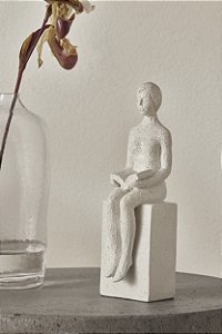Escultura Mulher Livro Em Polirresina