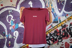 camiseta quase - vinho